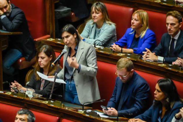 Camera, ok a riconoscimento condizionato Palestina ma anche al piano di Trump per Gaza, Schlein attacca Meloni: “Molli la clava e faccia la premier”