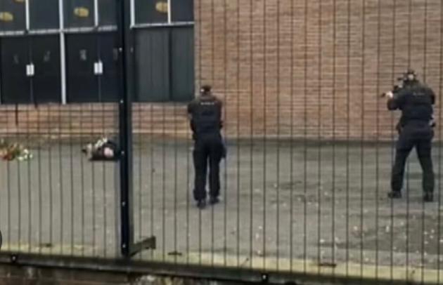 Accoltellamento Manchester, uno dei due civili ucciso dagli agenti, capo polizia Manchester: "È stato un errore", aperta inchiesta 