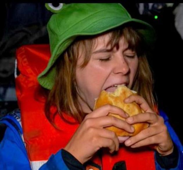 Rifiuta l’espulsione per finire davanti al giudice. Greta Thunberg vuole lo show, il mondo applaude o sbraita a comando