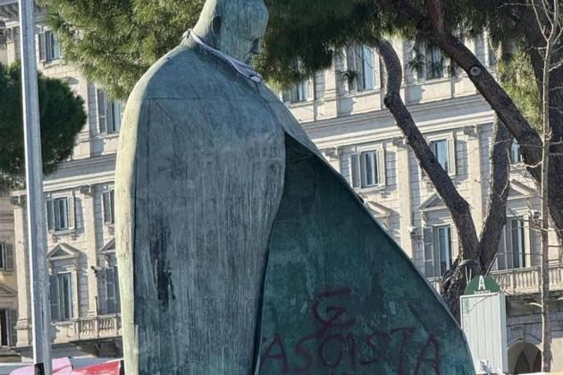"Fascista!": imbrattata a Roma la statua di papa Wojtyla; il trionfo della cancel culture, la vittoria del nulla