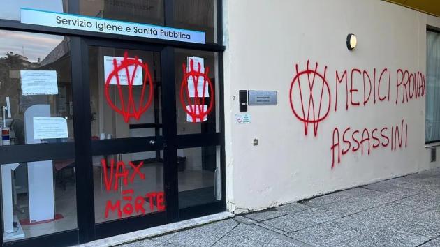 Vicenza, scritta “Medici provax assassini” su sede spisal, virostar Bassetti polemico: “Se avessero insultato Kirk ne parlerebbero tutti”