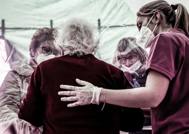 Novara, donna risarcita da Rsa per €5mila: non poté dare l’addio al marito morto nel 2021 durante Covid, tribunale: “Danno da mancato commiato”