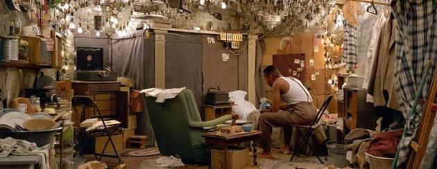 Intesa Sanpaolo raccoglie ogni aspetto dell'opera del fotografo canadese Jeff Wall, dalle fotografie più importanti degli anni Ottanta fino a quelle più recenti 