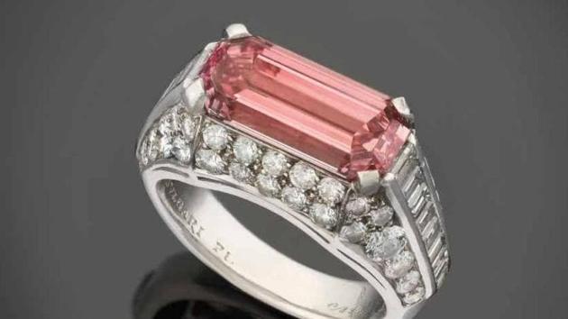 Diamante rosa Bulgari venduto all'asta da Bolaffi a Torino per la cifra record di 2.26 milioni di euro