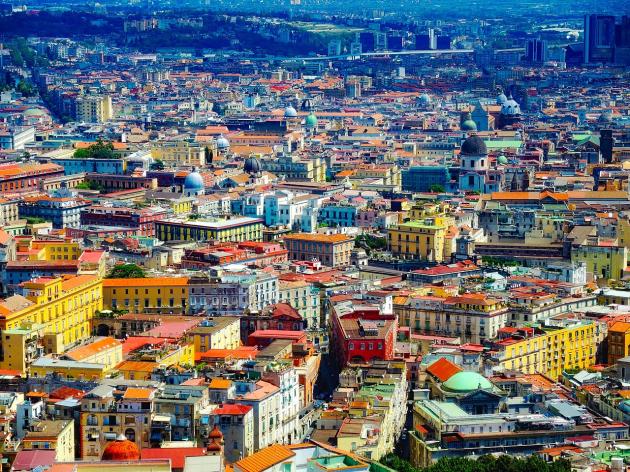 Giovane donna violentata da immigrato nordafricano irregolare in pieno centro a Napoli, salvata da turista francese - la lettera della mamma su Fb 