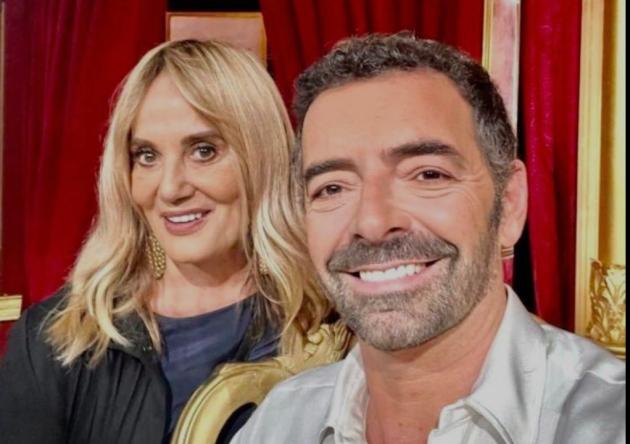 Raffaella Longobardi è conosciuta soprattutto come inviata e opinionista di alcune trasmissioni Rai, in primis La vita in diretta, uno dei più grandi successi televisivi condotto con classe da Alberto