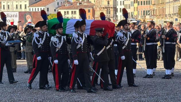 Funerali di Stato dei 3 carabinieri uccisi a Castel d'Azzano, presenti le alte cariche della Repubblica, Mattarella commosso - DIRETTA