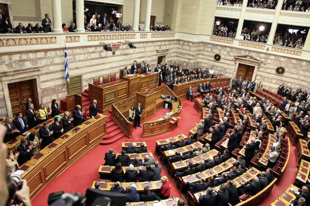 Il Parlamento greco approva la giornata lavorativa di 13 ore: ancora una volta, la Grecia cavia d'Europa