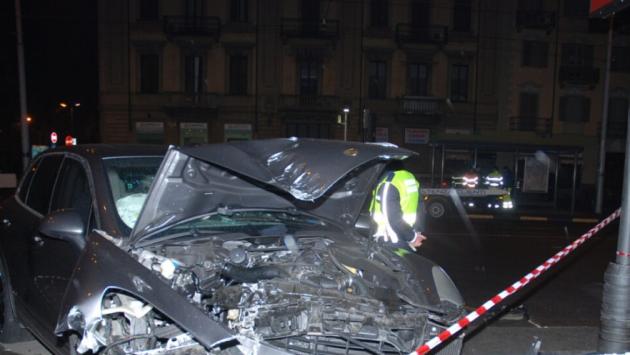 Asiago, auto con 5 giovani si schianta contro rotatoria in pieno centro: 3 ventenni morti sul colpo, uno in fin di vita, il quinto illeso, "velocità folle"