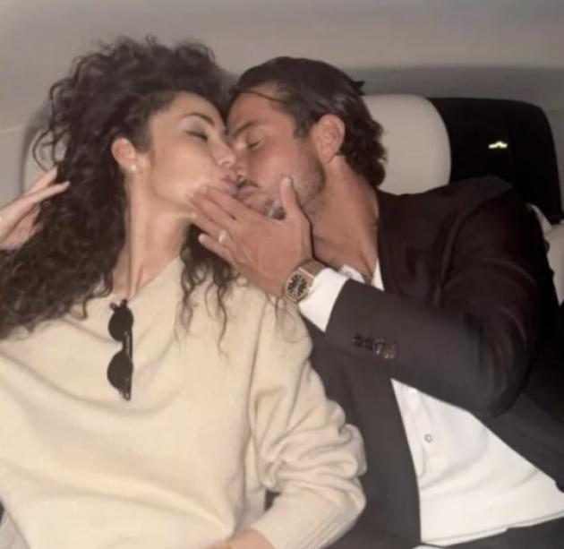 Raffaella Fico e Armando Izzo sono insieme, ecco il bacio in macchina che ufficializza la relazione tra la modella e il calciatore del Monza