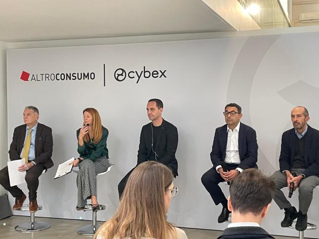 Cybex e Altroconsumo, i risultati dell'indagine; 32% dei genitori non usa correttamente i seggiolini, il 57% non allaccia la cintura dei figli