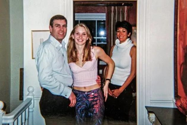 Caso Epstein, nel libro postumo “Nobody’s Girl” di Virginia Giuffre presunte orgie con il principe Andrea: all’epoca la ragazza era 17enne