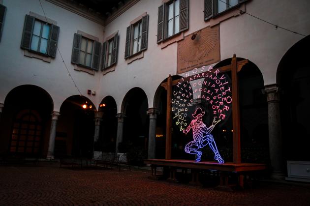 Piccolo Teatro, A2A e Banco dell'Energia presentano "l'Arlecchino", l'opera del light artist﻿ Angelo Bonello, metafora della situazione odierna