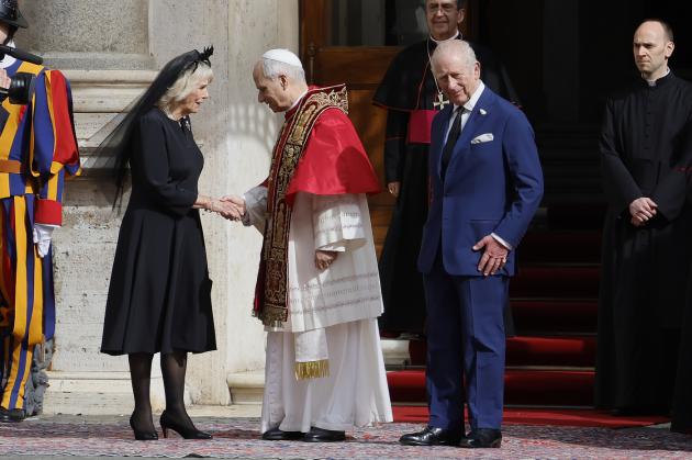 Regina Camilla in abito nero da papa Leone XIV, il significato del vestito e il rigido protocollo vaticano per le donne non cattoliche