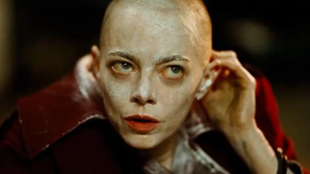 "Bugonia": un titolo antico e raffinato per un film surreale e inquietante che opera su più livelli.  Un Lanthimos che ci piace e diventa un classico