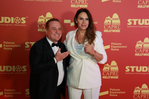 L’attrice spagnola Karla Sofia Gascon e il regista Matteo Garrone insieme ai produttori Riccardo Tozzi (Cattleya), Nicola Claudio (Rai Cinema), Rita Rusić e l’americana McKenna Marshall hanno ricevuto