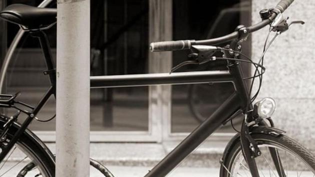 Ferrara, multe fino a 800€ per biciclette legate al palo, cittadini: "Serve buon senso, se non danno fastidio dove è il problema?"