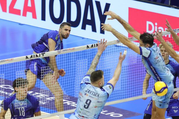 La Vero Volley supera Cuneo 3-1 e conquista la prima vittoria della stagione: i ragazzi di coach Eccheli mandano in delirio l'Opiquad Arena