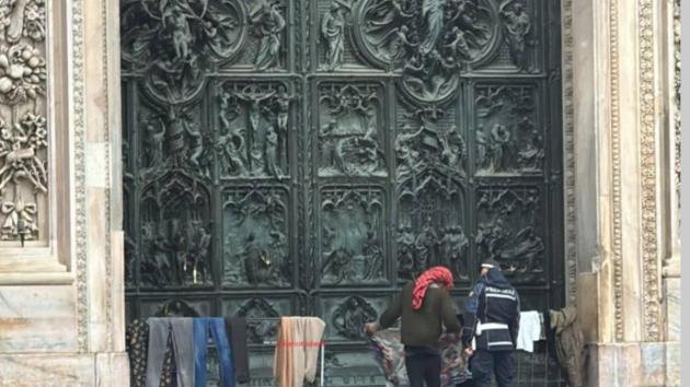 Milano banlieue, clochard 21enne egiziano stende i panni davanti al portone del Duomo, portato all'ospedale San Paolo per valutazione psichica