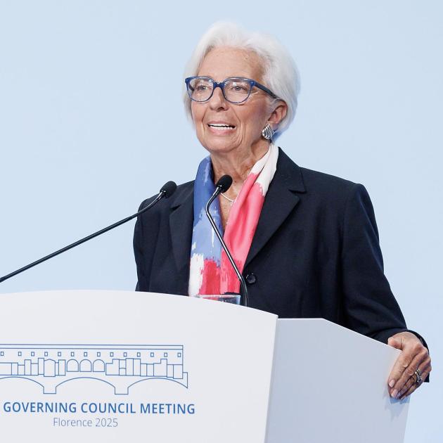 La BCE lascia i tassi d'interesse invariati al 2%, 2,15% sui rifinanziamenti e 2,4% sui prestiti marginali, bene l'inflazione e il mercato del lavoro