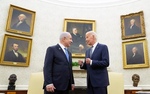 Gaza, "Biden complice di Netanyahu nello sterminio dei palestinesi, Israele bombarda Striscia con armi Usa, potrebbe essere processato all'Aia"