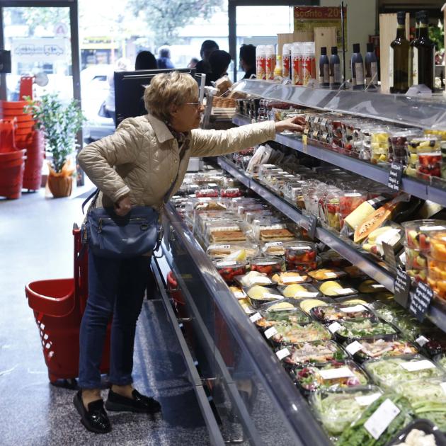 Istat, a ottobre l'inflazione cala all'1,2% su base annua, -0,3% su settembre, giù il carrello della spesa +2,3% dal +3,1% del mese scorso