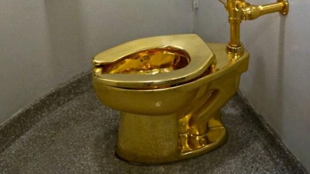 Maurizio Cattelan, il water in oro massiccio va all'asta da Sotheby's con prezzo di partenza 10 milioni di dollari