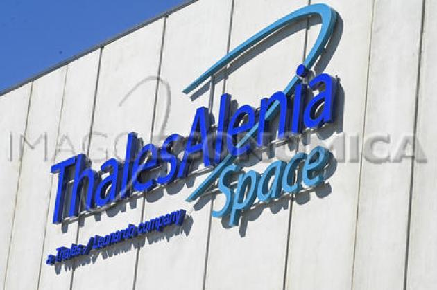 Thales Alenia Space, davanti alla sede torinese la protesta di un blocco anti-militarista, tra fumogeni e slogan di pace