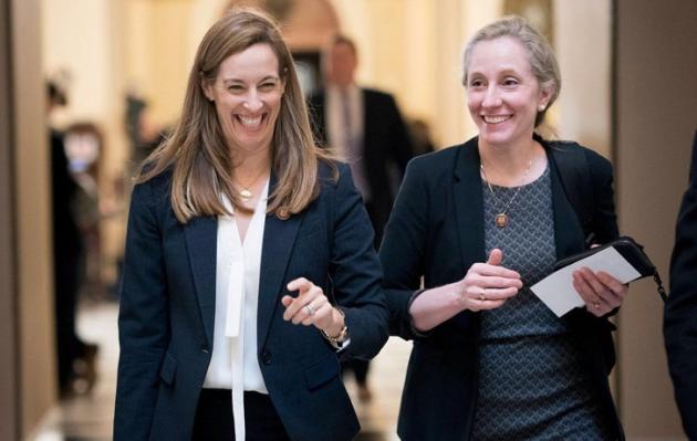 Usa, in Virginia e New Jersey elette prime governatrici donne, le dem Spanberger e Sherrill, Trump:  "Perso perché mio nome non era su schede elettorali"