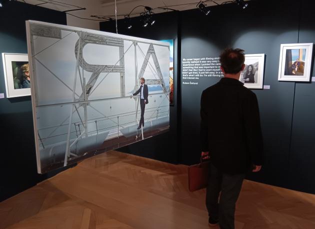 Aperta a Sion, in Svizzera, la mostra in omaggio al pluripremiato regista svedese Ruben Östlund 