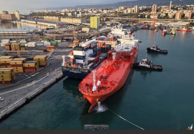 Edison e CMA CGM realizzano il primo bunkeraggio ship-to-ship di GNL a una nave portacontainer in Italia nel porto di Trieste