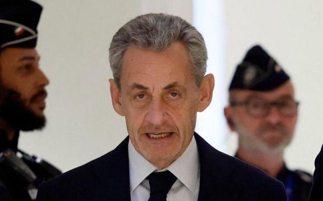 Francia, Sarkozy nel carcere di Parigi “La Santé” rifiuta il cibo: “Ex presidente mangia solo yogurt per paura di essere avvelenato”