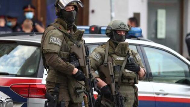 Vienna, scoperto deposito di armi dentro locale, ministero interno austriaco accusa: “Legato ad Hamas, pronti ad attacchi terroristici in Ue”