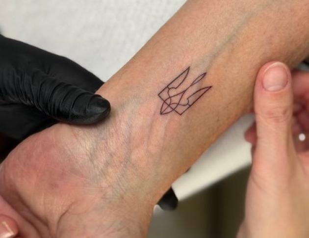 Carlo Calenda e il Tryzub sul braccio: tra politica da bar, simboli antichi e social da prima serata