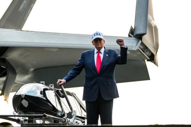 Trump: "2.000 dollari a ogni americano con i proventi dei dazi" ma la Corte Suprema potrebbe obbligarlo a restituire 100 miliardi