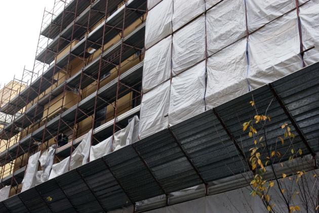 Milano, ladri in appartamento a Capodanno 2019 grazie a impalcatura di cantiere pubblico, Comune obbligato a risarcire furto da €166mila