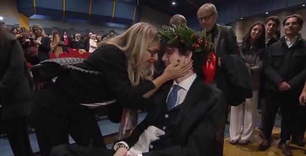 Torino, si laurea in Medicina Mauro Glorioso, studente palermitano divenuto tetraplegico dopo lancio di bici da 20kg ai Murazzi: "Penso al futuro"
