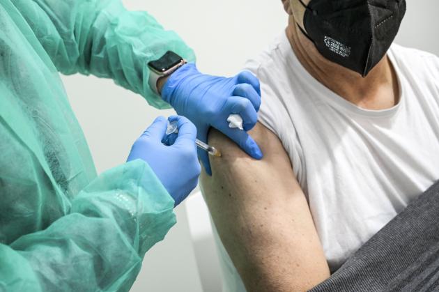 Vaccino Covid Pfizer, 53enne Vladimiro Zarbo paralizzato e cieco dopo terza dose, riconosciuta correlazione dopo 3 anni, ma Ssn nega le cure