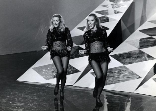 La storia delle gemelle Kessler, icone di emancipazione e audacia: mostravano le gambe in TV e indossavano minigonne attillate sfidando la censura senza volgarità