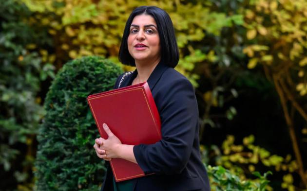 Uk, stretta su visti per richiedenti asilo e rifugiati politici, status ridotto da 5 anni a 30 mesi, ministra Mahmood: “Stop a golden ticket”