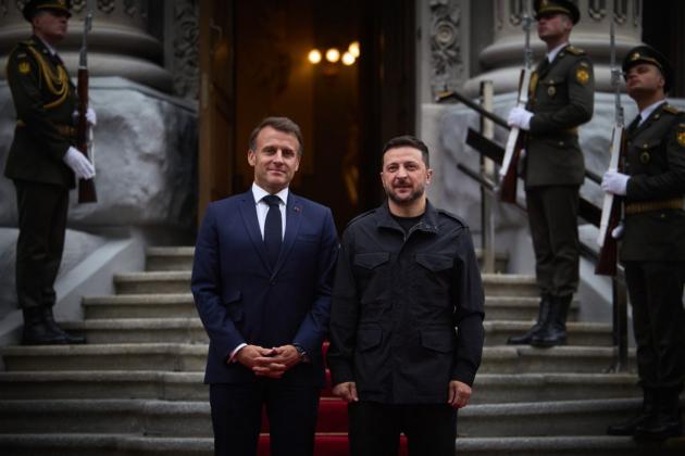 Incontro Zelensky-Macron, firmata intesa per continuare a fare la guerra alla Russia: “Kiev acquisterà fino a 100 caccia Rafale e droni”