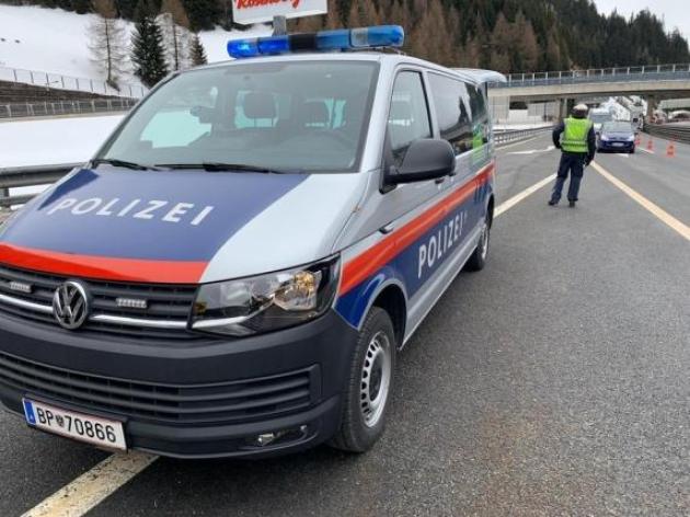 Innsbruck, mamma e figlia di 10 anni trovate morte in una cella frigorifera, erano scomparse nel 2024 in Tirolo, arrestati due fratelli