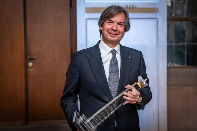Carlo Messina, CEO di Intesa Sanpaolo, premiato European Banker 2024 per gli utili 2024 e il piano culturale da 1,5 miliardi del gruppo