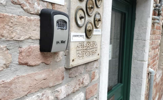 Check-in per affitti brevi, per CdS obbligo di identificazione di persona degli alloggiati, ammesse tecnologie di riconoscimento e videochiamate