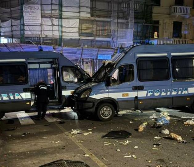 Genova, corteo antifascista si trasforma in un assalto alla polizia, otto agenti feriti da pietre e petardi