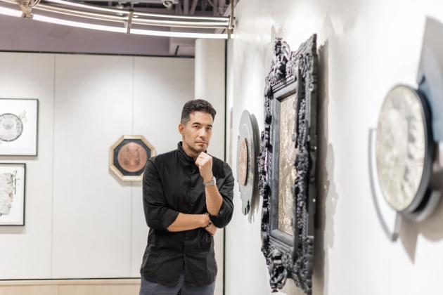 Carlos Koo Approda a Milano: la Magia dell’Incisione Metallica di Hong Kong. La Prima Mostra Personale dell'Artista si Intitola "Casting Time: Poetry of Metal" e Promette di Incantare il Pubblico