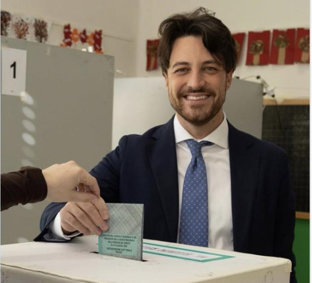 Chi è Alberto Stefani, il 33enne leghista nuovo presidente del Veneto: il più giovane governatore eletto, laureato in giurisprudenza ed ex pallavolista