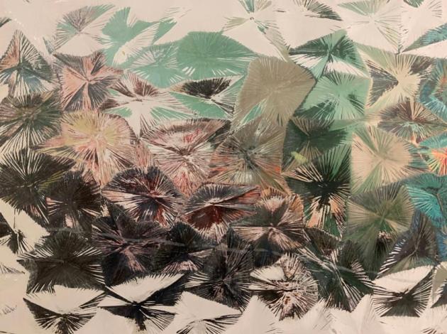 Andrea Bove, fotografo sperimentatore, con la mostra “Eccetto Me”, curata dal critico d’arte Pasquale Lettieri, ci porta esattamente lì: nel punto in cui il corpo non è più figura ma traccia