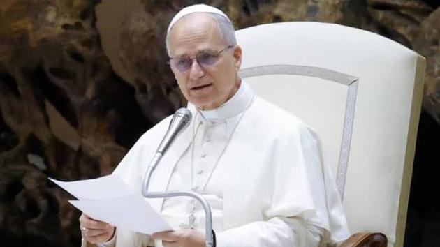 Rapporti sessuali, Vaticano insiste su monogamia, ma apre a sesso libero non soltanto a fini di procreazione: “Rafforza legame di coppia”