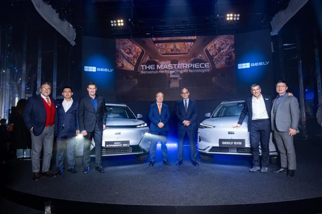 Geely Auto debutta in Italia, il gruppo cinese avvia l’espansione europea con due nuovi SUV elettrificati e un progetto culturale
